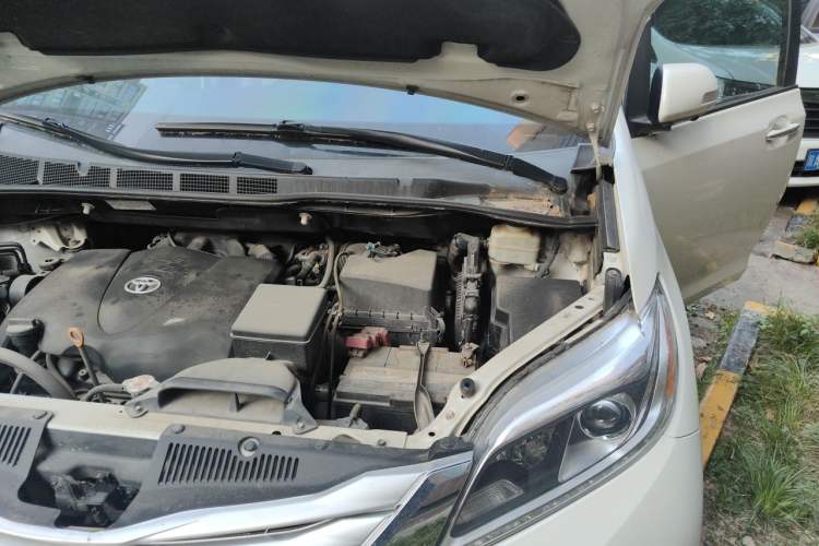 Used Toyota SIENNA 2011 3.5L 4x4 Automatic Engine Bay Left