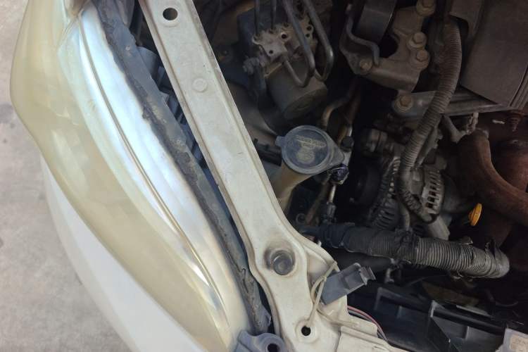 Used Toyota SIENNA 2011 2.7L Two-Wheel-Drive Automatic Trim Engine Bay Right