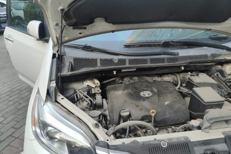 Used Toyota SIENNA 2011 3.5L 4x4 Automatic Engine Bay Right