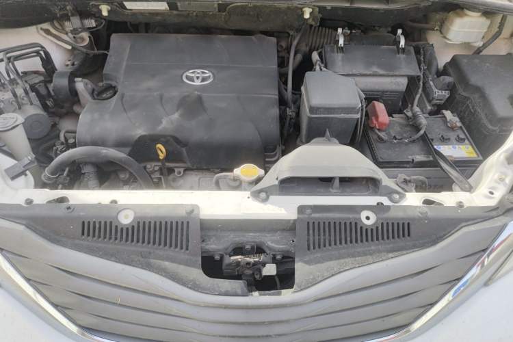 Used Toyota SIENNA 2011 3.5L Parallel Import Engine Bay