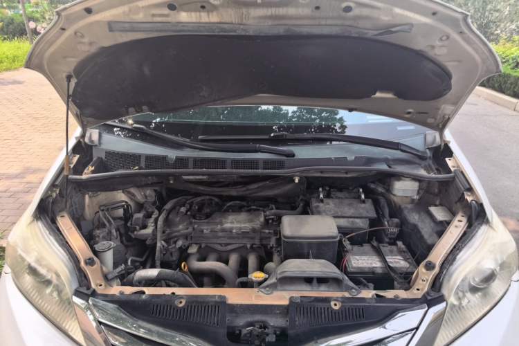 Used Toyota SIENNA  Engine Bay