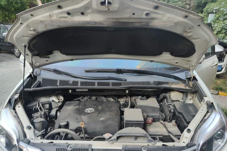 Used Toyota SIENNA 2011 3.5L 4x4 Automatic Engine Bay