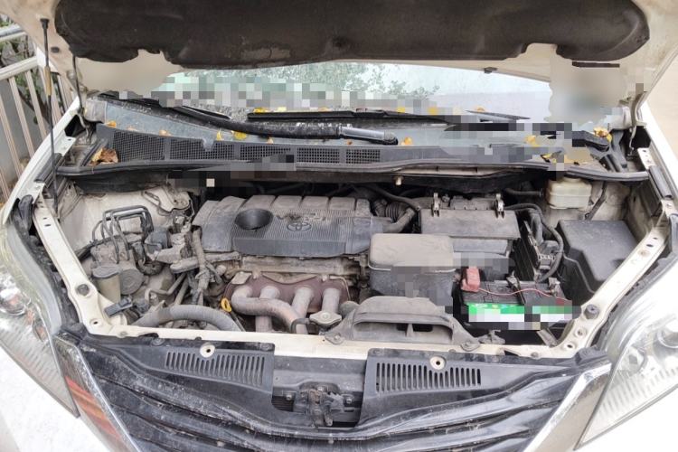 Used Toyota SIENNA  Engine Bay