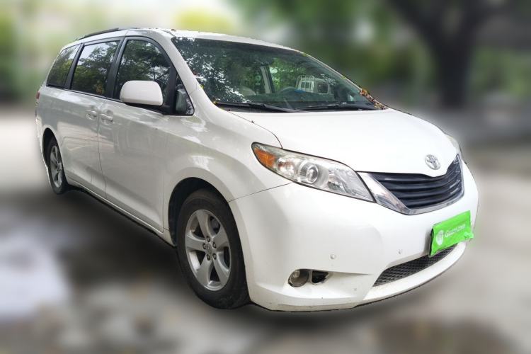 Used Toyota SIENNA  Front Right 45 Deg