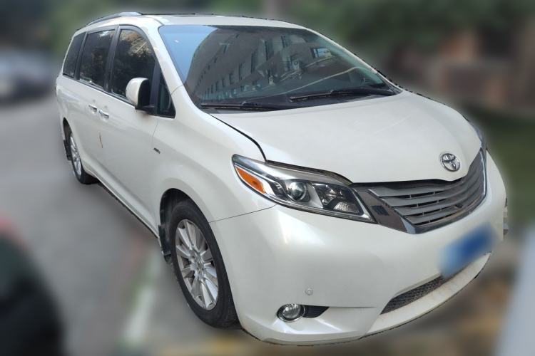 Used Toyota SIENNA 2011 3.5L 4x4 Automatic Front Right 45 Deg