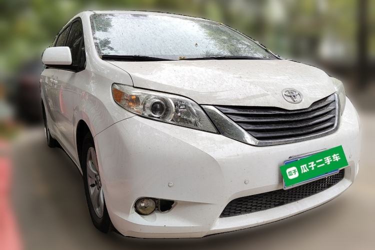 Used Toyota SIENNA  Front Right 45 Deg