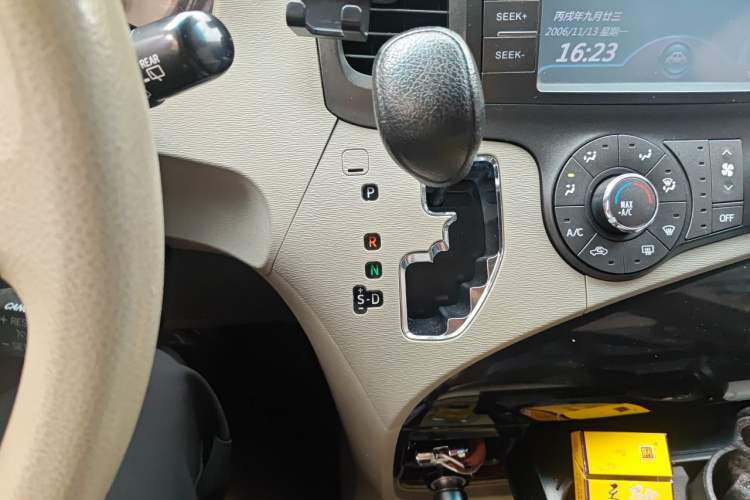 Used Toyota SIENNA 2011 3.5L Base Version Gear Lever