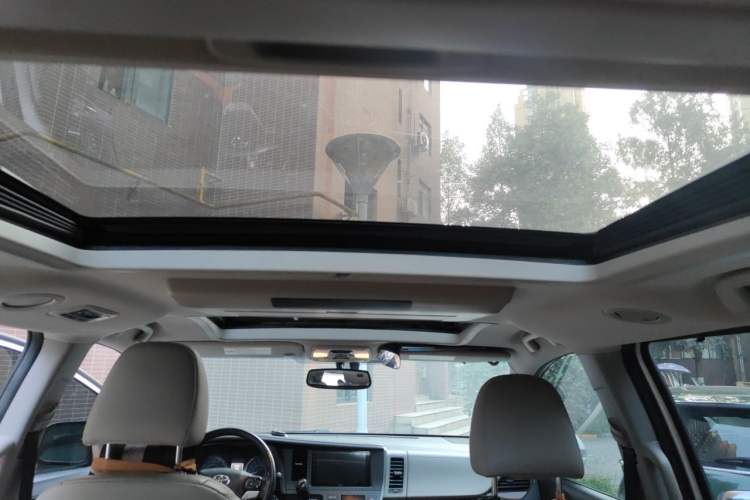 Used Toyota SIENNA 2011 3.5L 4x4 Automatic Headliner