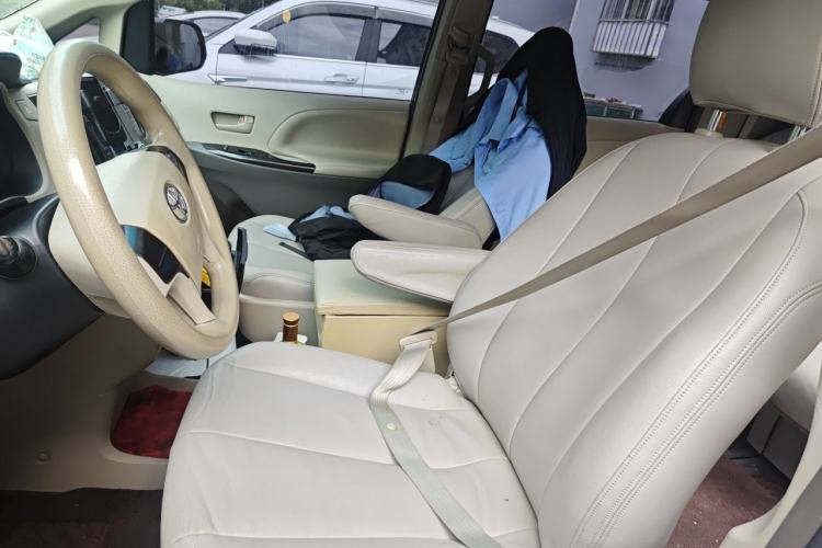 Used Toyota SIENNA 2011 3.5L Base Version Left Front Seat