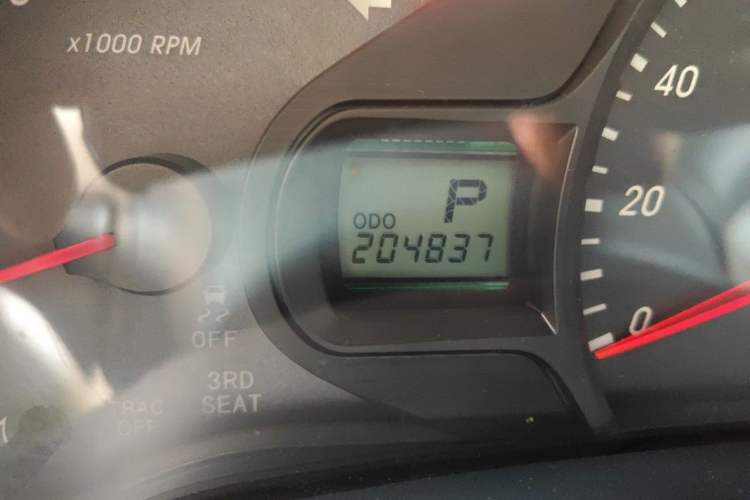 Used Toyota SIENNA 2011 3.5L Base Version Odometer Close Up