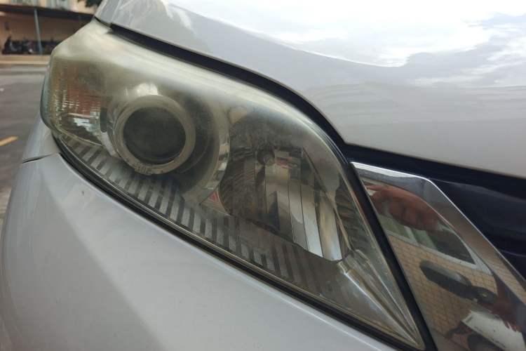 Used Toyota SIENNA 2011 2.7L Two-Wheel-Drive Automatic Trim Right Front Headlight