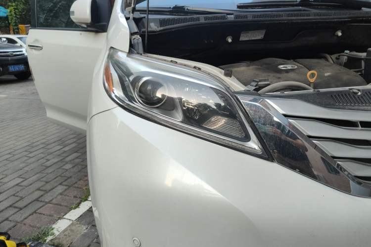 Used Toyota SIENNA 2011 3.5L 4x4 Automatic Right Front Headlight