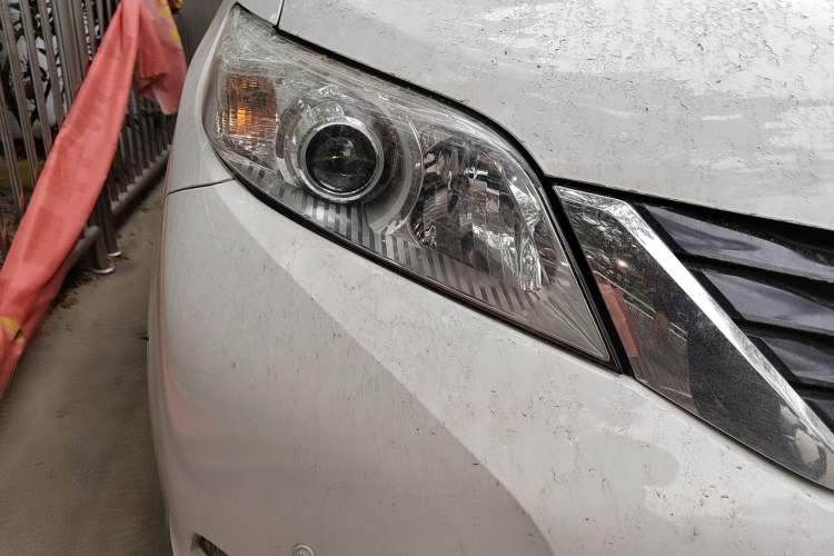 Used Toyota SIENNA  Right Front Headlight