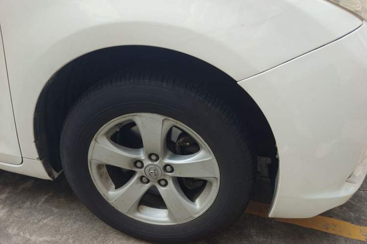 Used Toyota SIENNA 2011 2.7L Two-Wheel-Drive Automatic Trim Right Front Wheel Hub