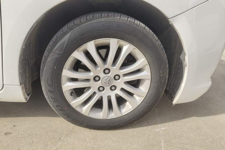 Used Toyota SIENNA 2011 3.5L Parallel Import Right Front Wheel Hub