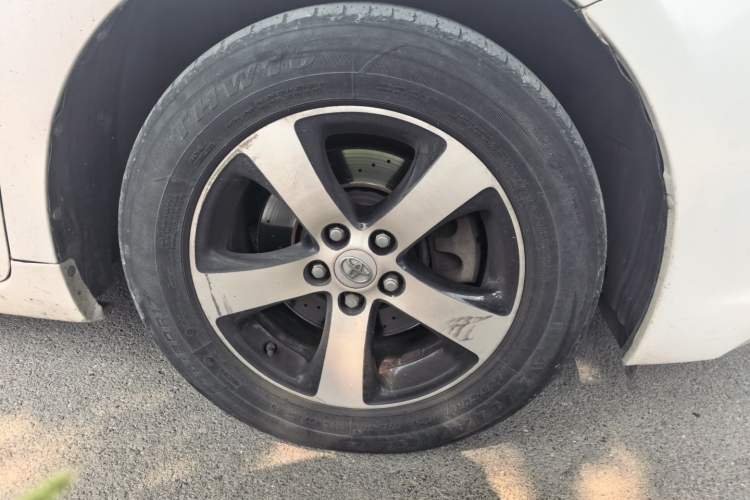 Used Toyota SIENNA  Right Front Wheel Hub