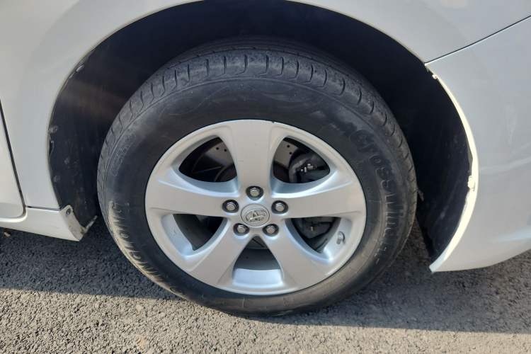 Used Toyota SIENNA 2011 2.7L Two-Wheel-Drive Automatic Trim Right Front Wheel Hub