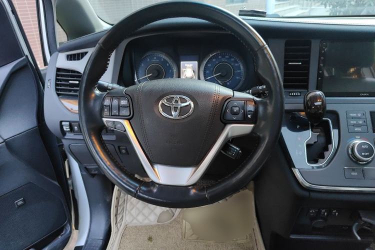 Used Toyota SIENNA 2011 3.5L 4x4 Automatic Steering Wheel