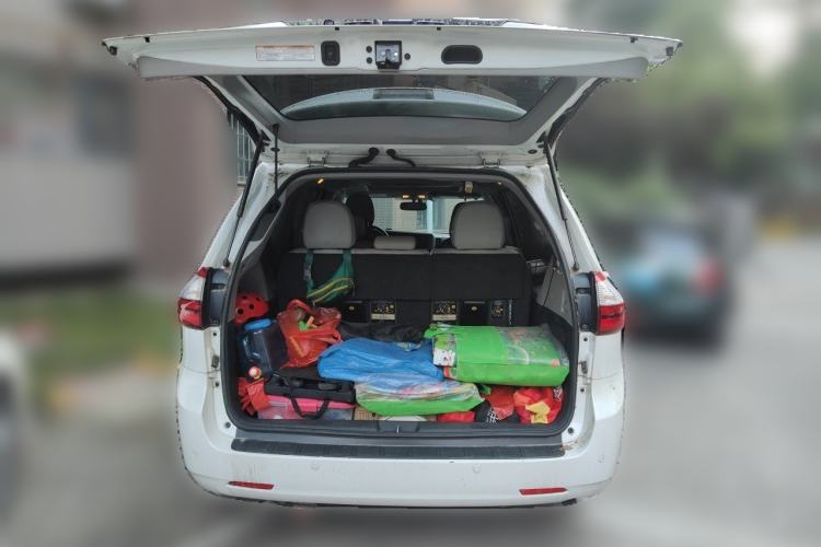 Used Toyota SIENNA 2011 3.5L 4x4 Automatic Trunk