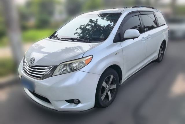 Używany Toyota SIENNA (Parallel import) Sienna 2011 model, 2.7L, automatic, 7 seats