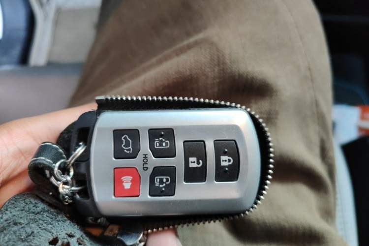 Used Toyota SIENNA 2011 3.5L 4x4 Automatic Vehicle Key