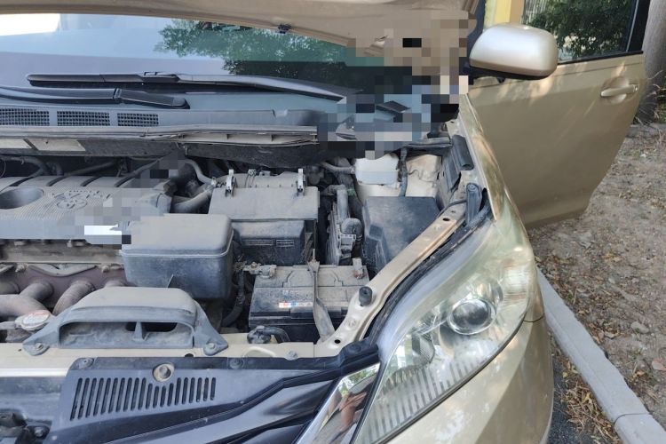 Used Toyota SIENNA 2011 2.7L Two-Wheel-Drive Automatic Trim Engine Bay Left