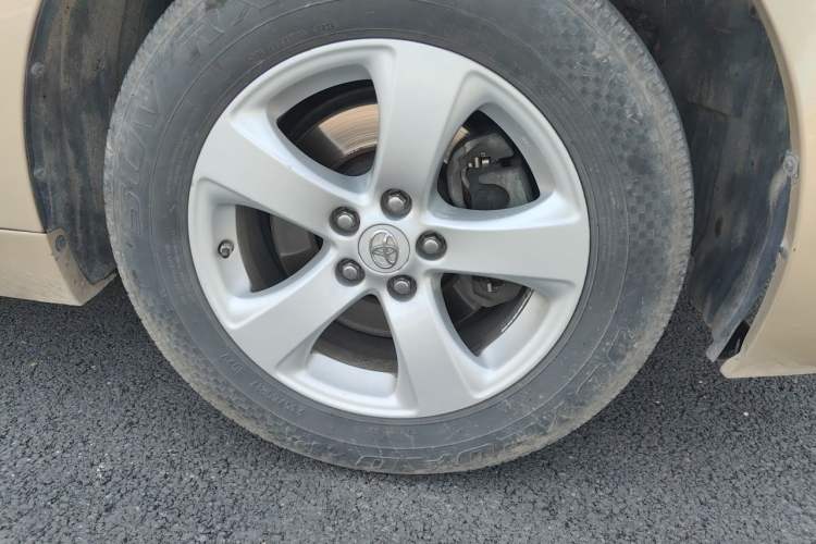 Used Toyota SIENNA 2011 2.7L Two-Wheel-Drive Automatic Trim Right Front Wheel Hub