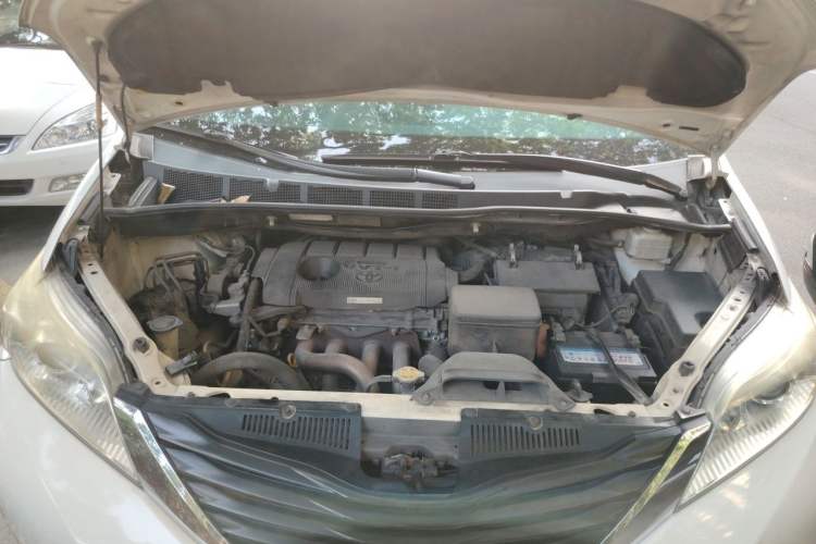 Used Toyota SIENNA  Engine Bay