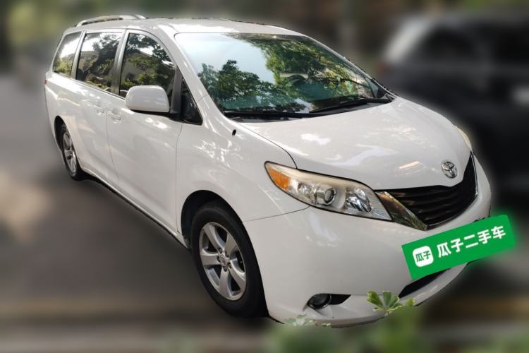 Used Toyota SIENNA  Front Right 45 Deg