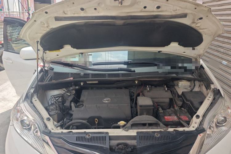 Used Toyota SIENNA  Engine Bay