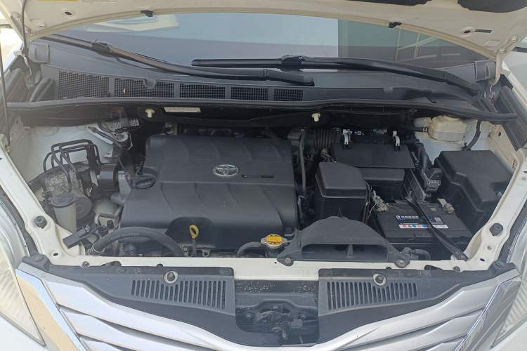 Used Toyota SIENNA  Engine Bay