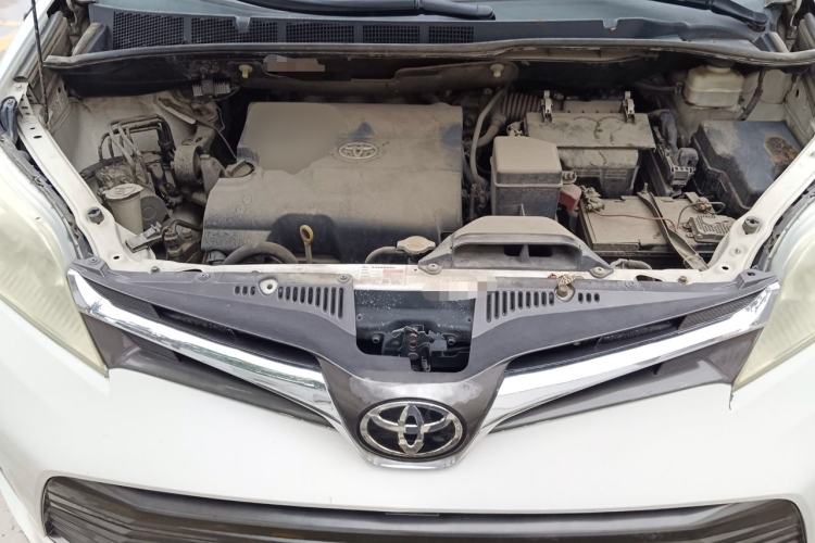 Used Toyota SIENNA  Engine Bay