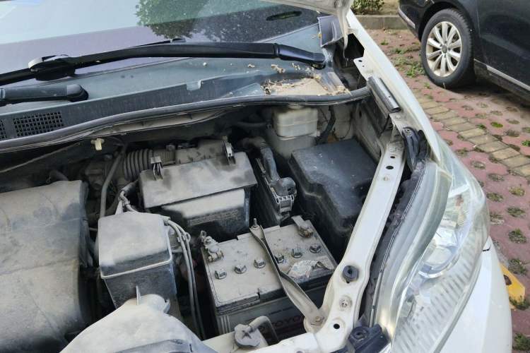 Used Toyota SIENNA  Engine Bay Left