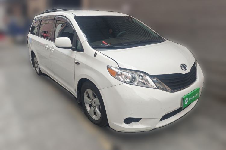 Used Toyota SIENNA  Front Right 45 Deg