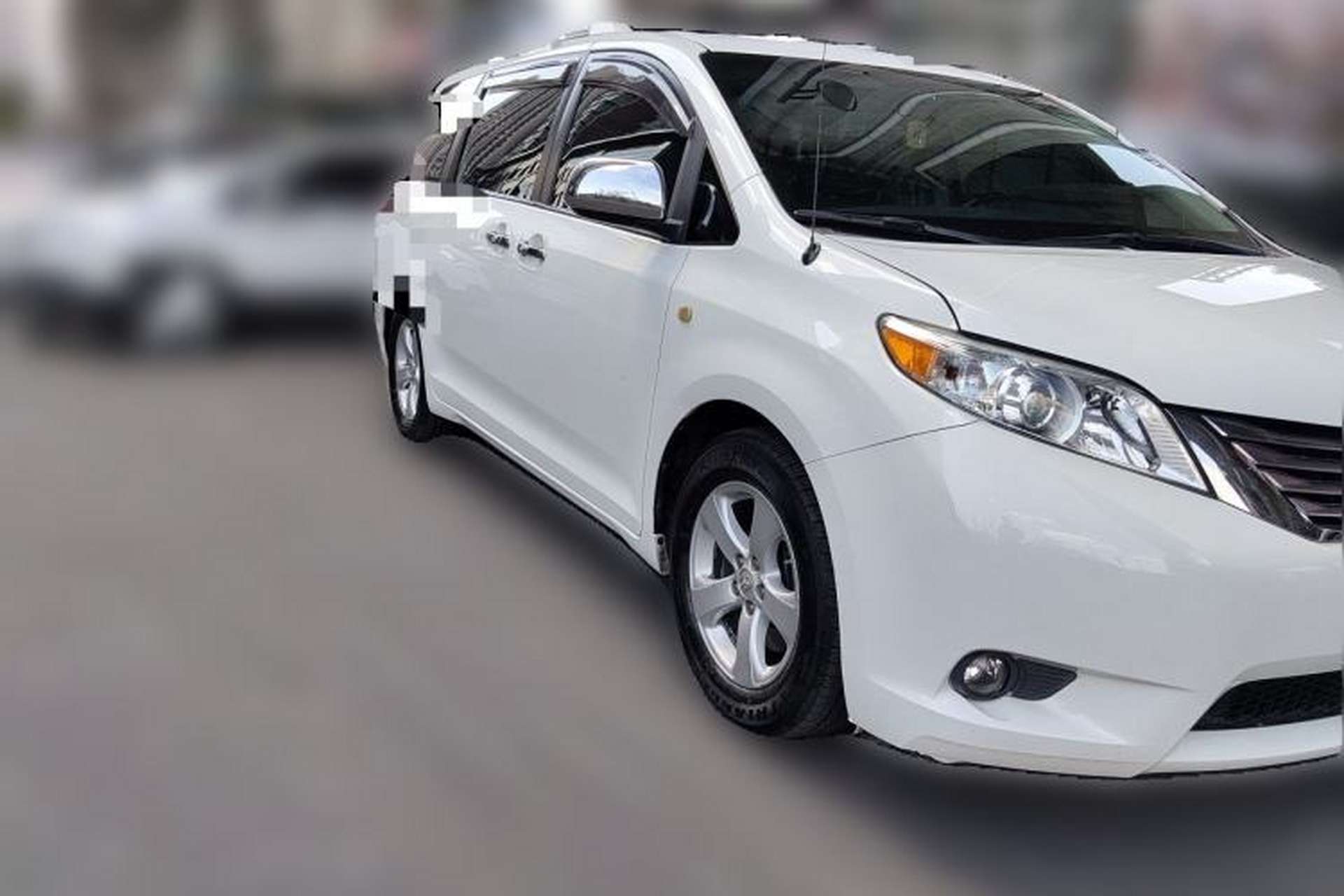 Used Toyota SIENNA  Front Right 45 Deg