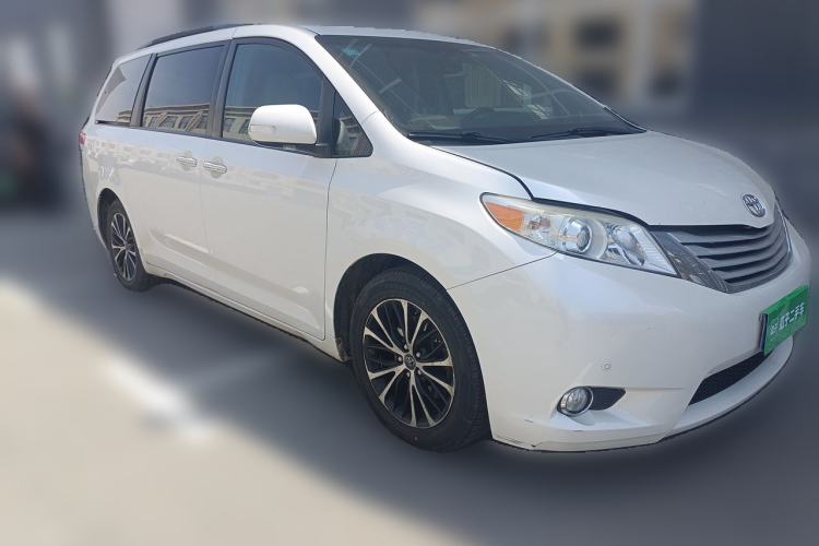 Used Toyota SIENNA  Front Right 45 Deg