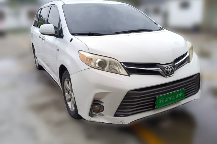 Used Toyota SIENNA  Front Right 45 Deg