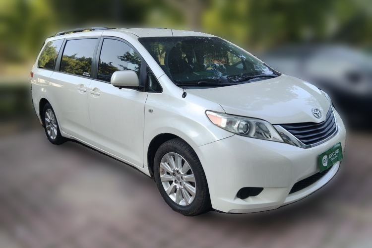 Used Toyota SIENNA  Front Right 45 Deg