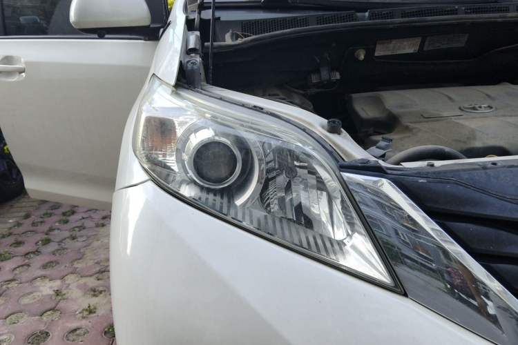 Used Toyota SIENNA  Right Front Headlight