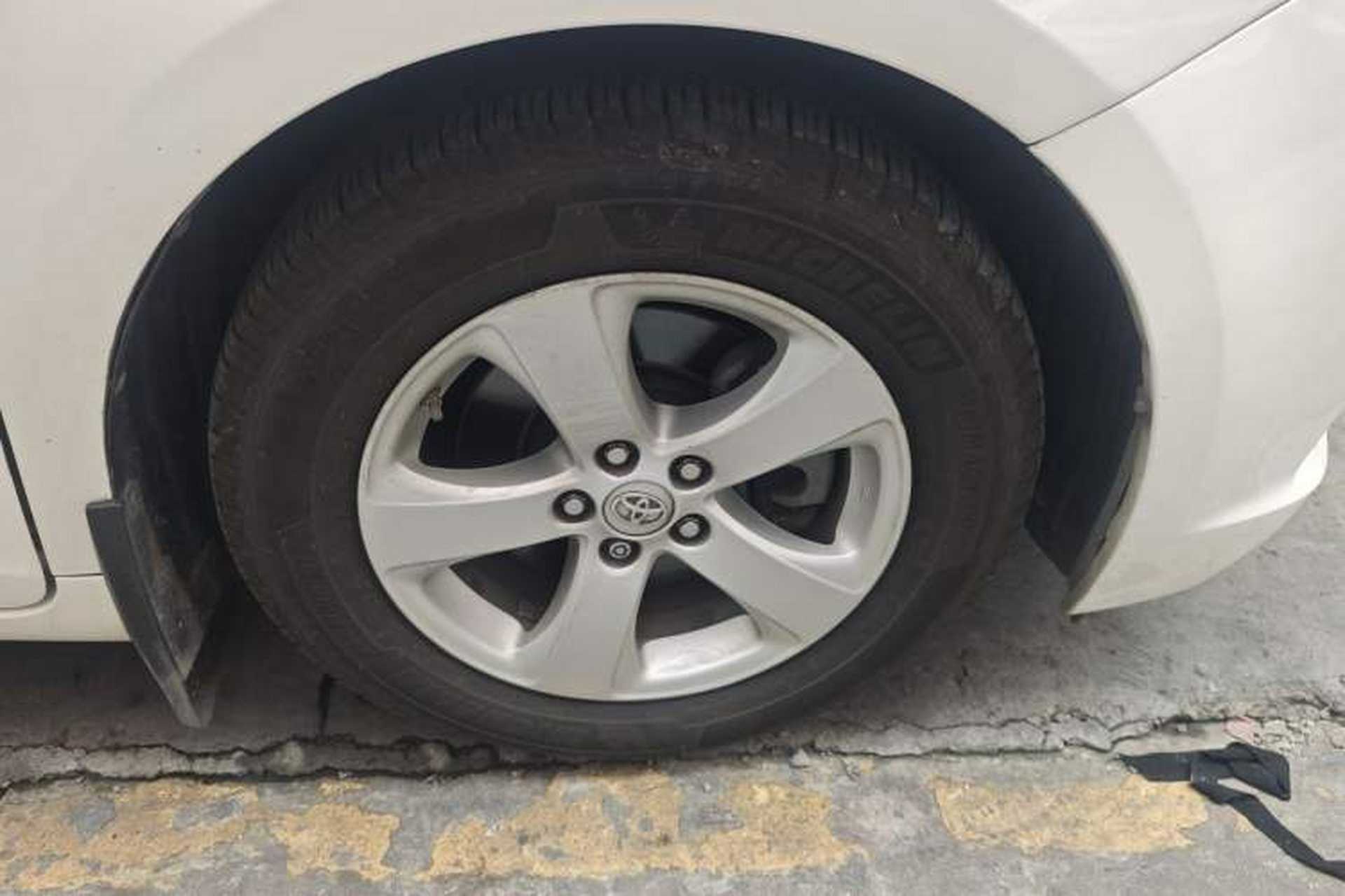 Used Toyota SIENNA  Right Front Wheel Hub