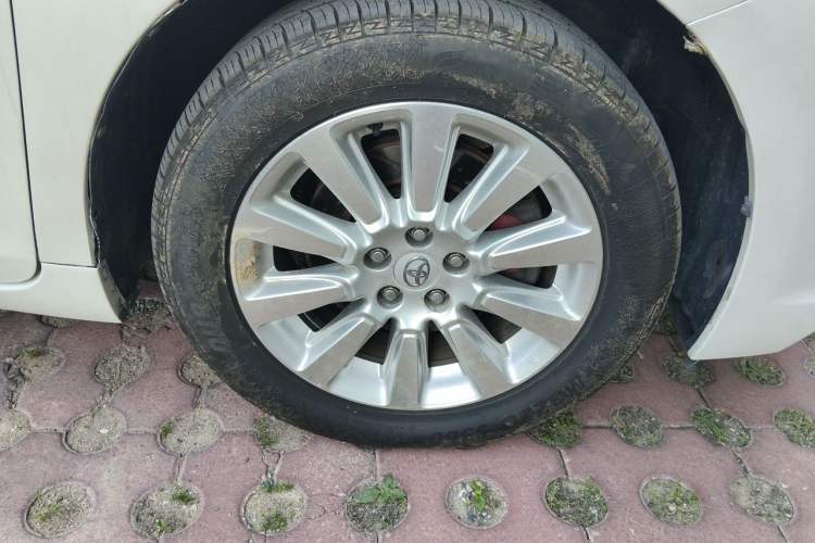 Used Toyota SIENNA  Right Front Wheel Hub