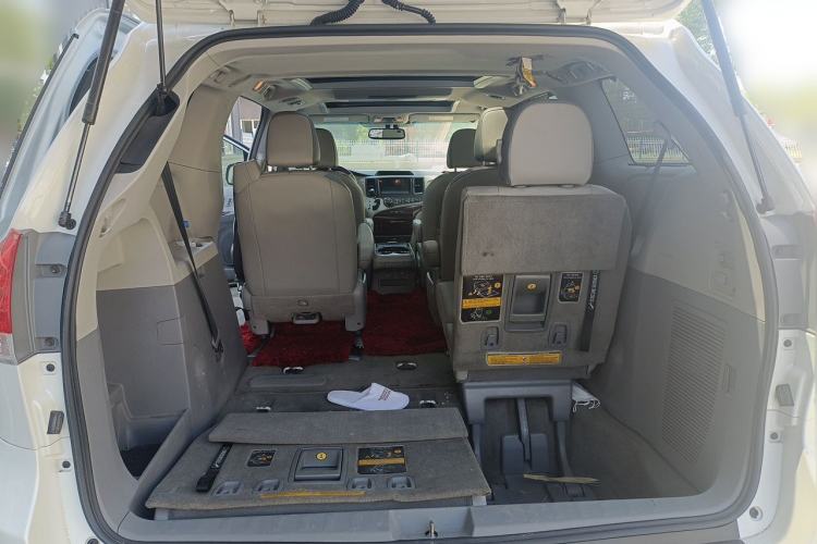 Used Toyota SIENNA  Trunk