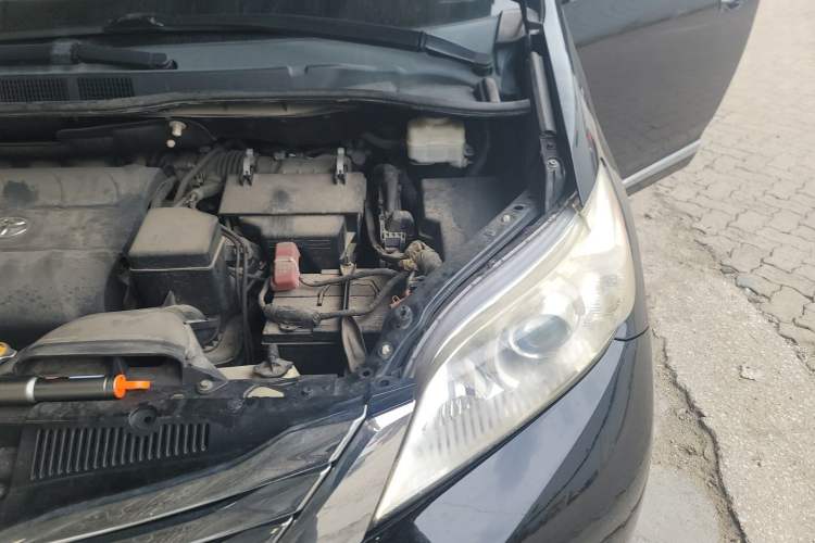 Used Toyota SIENNA  Engine Bay Left