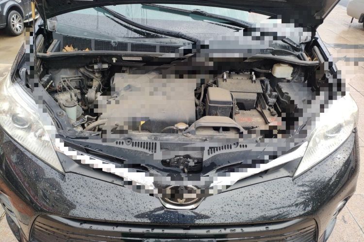 Used Toyota SIENNA  Engine Bay