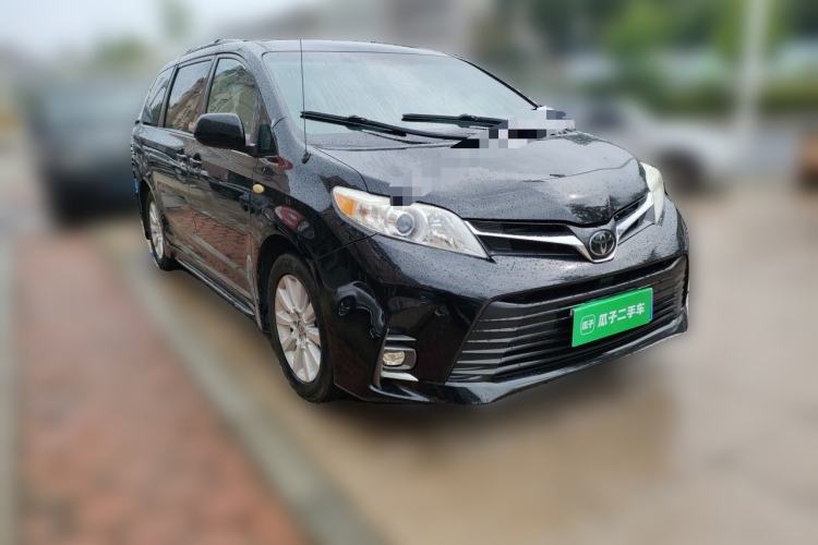 Used Toyota SIENNA  Front Right 45 Deg