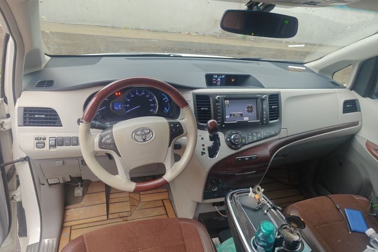 Used Toyota SIENNA 2014 3.5L Four-Wheel Drive LE U.S. Specification Center Console