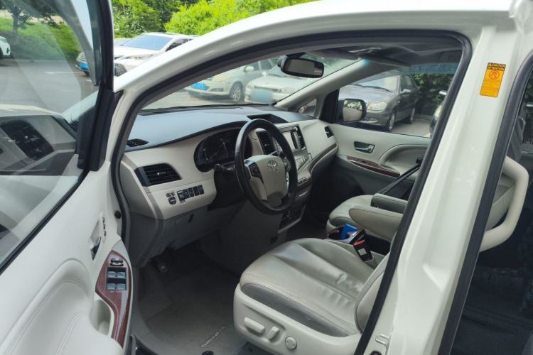 Used Toyota SIENNA 2014 3.5L Four-Wheel Drive LE U.S. Specification Driver Seat