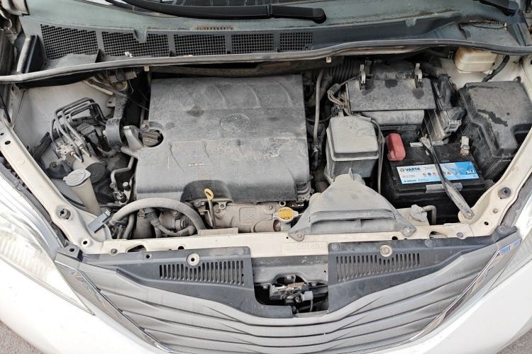Used Toyota SIENNA  Engine Bay