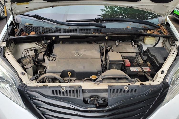 Used Toyota SIENNA  Engine Bay