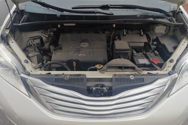 Used Toyota SIENNA 2014 3.5L Four-Wheel Drive LE U.S. Specification Engine Bay